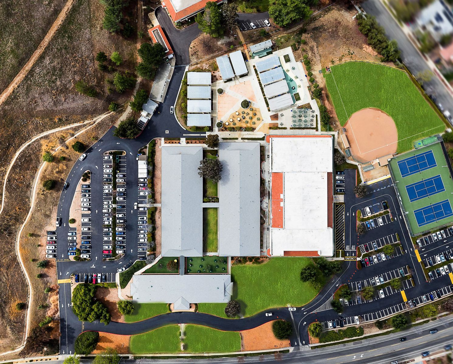 Trường Trung học La Reina High School duhocnamphong.vn